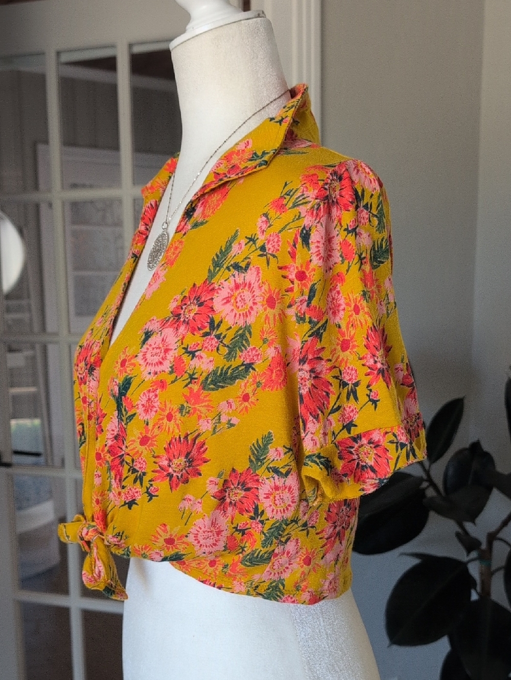 Urban Outfitters Floral Yellow Short-Sleeve Button Front Tie Top XS - Picture 4 of 9